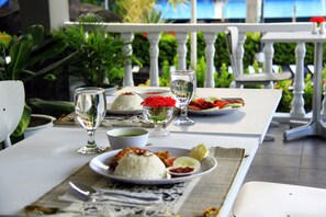 Food and drink - OYO 2487 Sampurna Jaya Hotel (Tanjung Pinang)