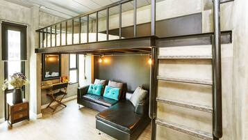 Minibar, individually decorated, individually furnished, desk