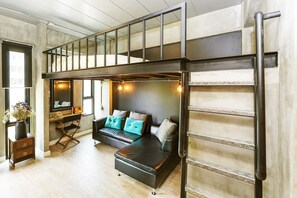 Design-ullakkohuoneisto, parveke, kaupunkinäköala | Minibaari, yksilöllisesti sisustettu, yksilöllisesti kalustettu