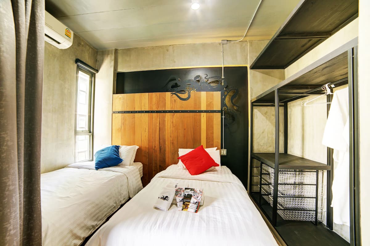 Design-Zweibettzimmer, Balkon, Stadtblick | 1 Schlafzimmer, Minibar, individuell dekoriert, individuell eingerichtet