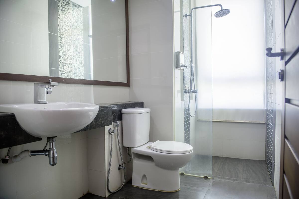 Deluxe Double Room | Bathroom | Shower, free toiletries, hair dryer