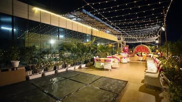 供应早餐、午餐和晚餐,印度菜