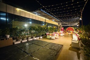 供应早餐、午餐和晚餐，印度菜