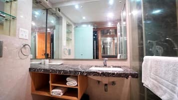 Kamar Deluks, 1 kamar tidur | Kamar mandi | Shower, pancuran hujan, perlengkapan mandi gratis, dan sandal