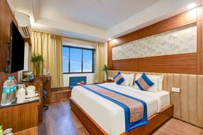 Premium bedding, pillow-top beds, minibar, in-room safe - Airport Hotel Grand Delhi (New Delhi)