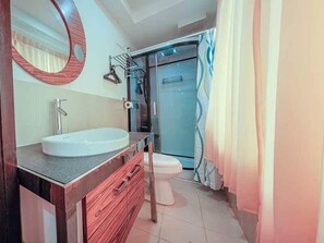 Triple Room, 3 Bedrooms, Connecting Rooms | Bilik Mandi | Pancuran mandi, kelengkapan dandanan diri percuma, selipar, bidet 