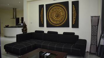 Suite Premium | Living area | Flat-screen TV