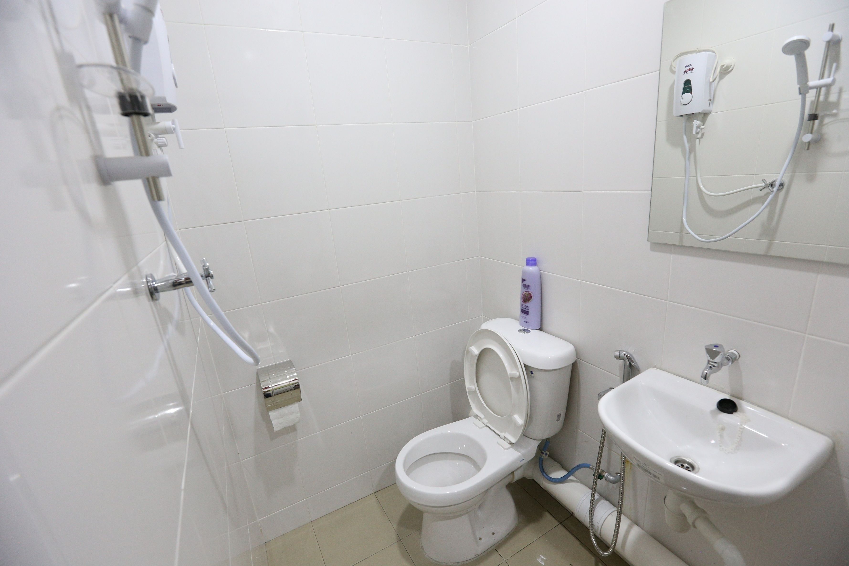 queen room | bathroom | shower, bidet, towels