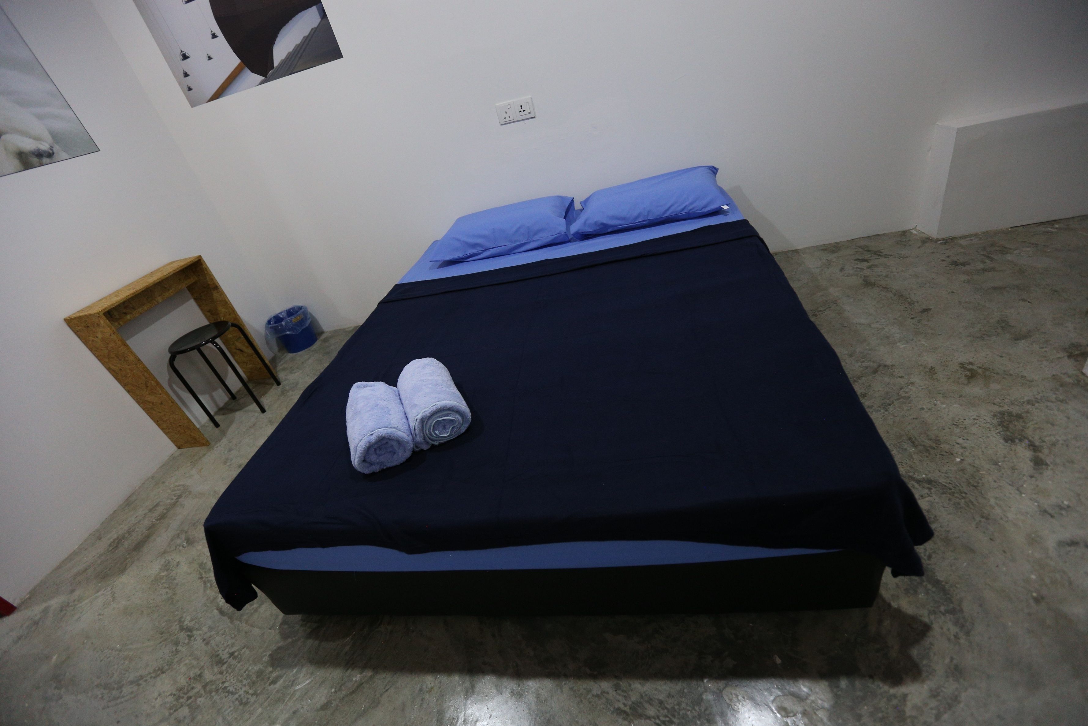 queen room | desk, free wifi, bed sheets