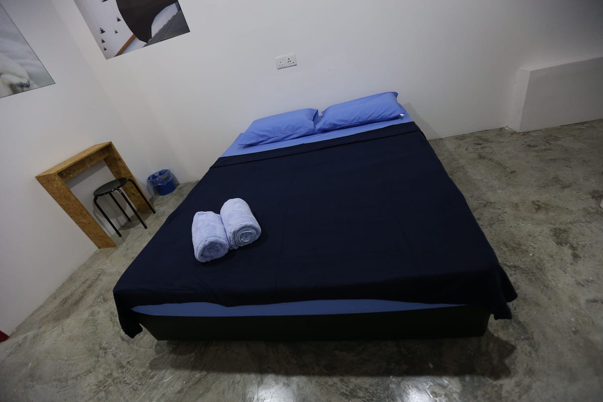 queen room | desk, free wifi, bed sheets