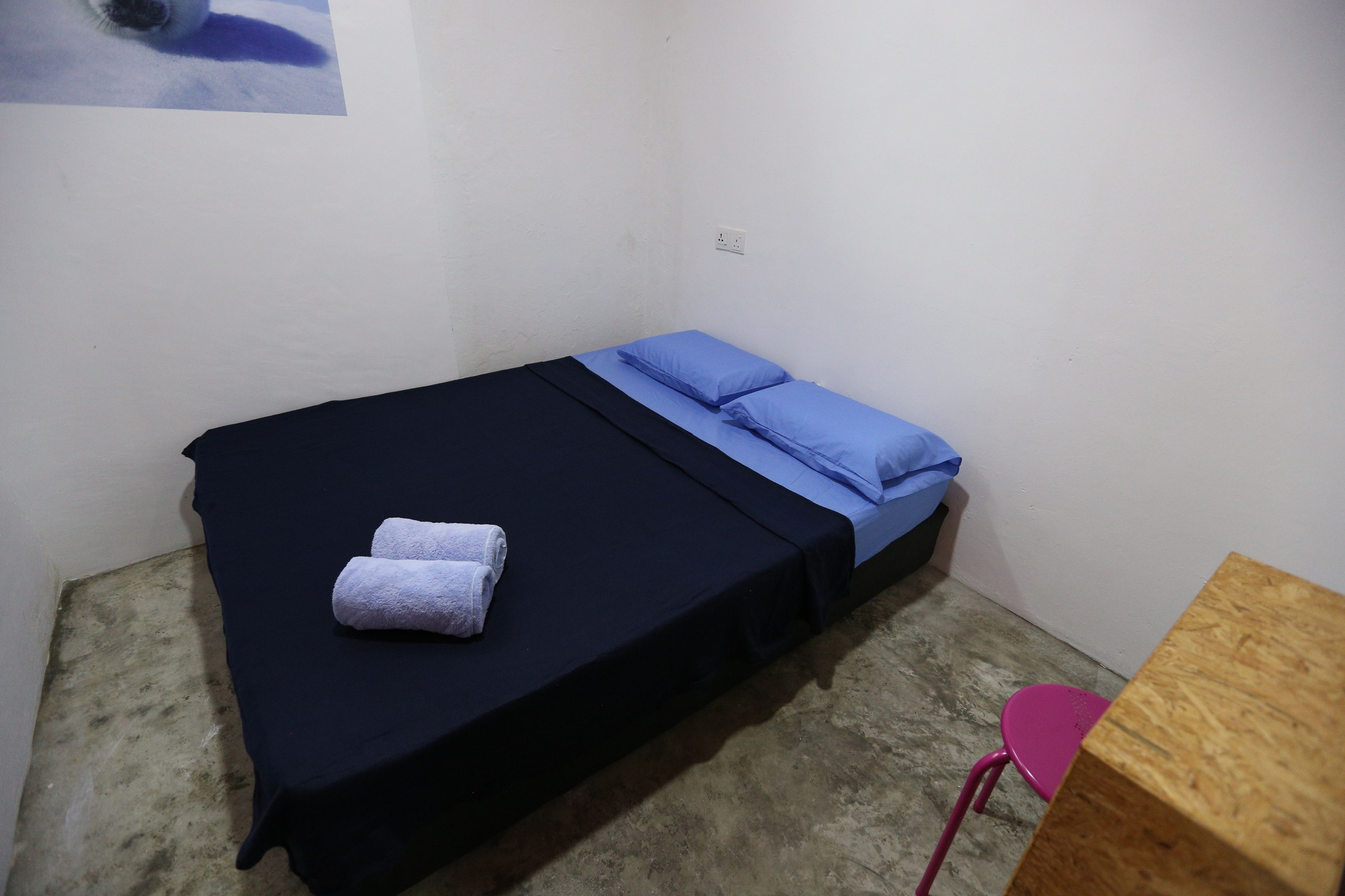 queen room | desk, free wifi, bed sheets