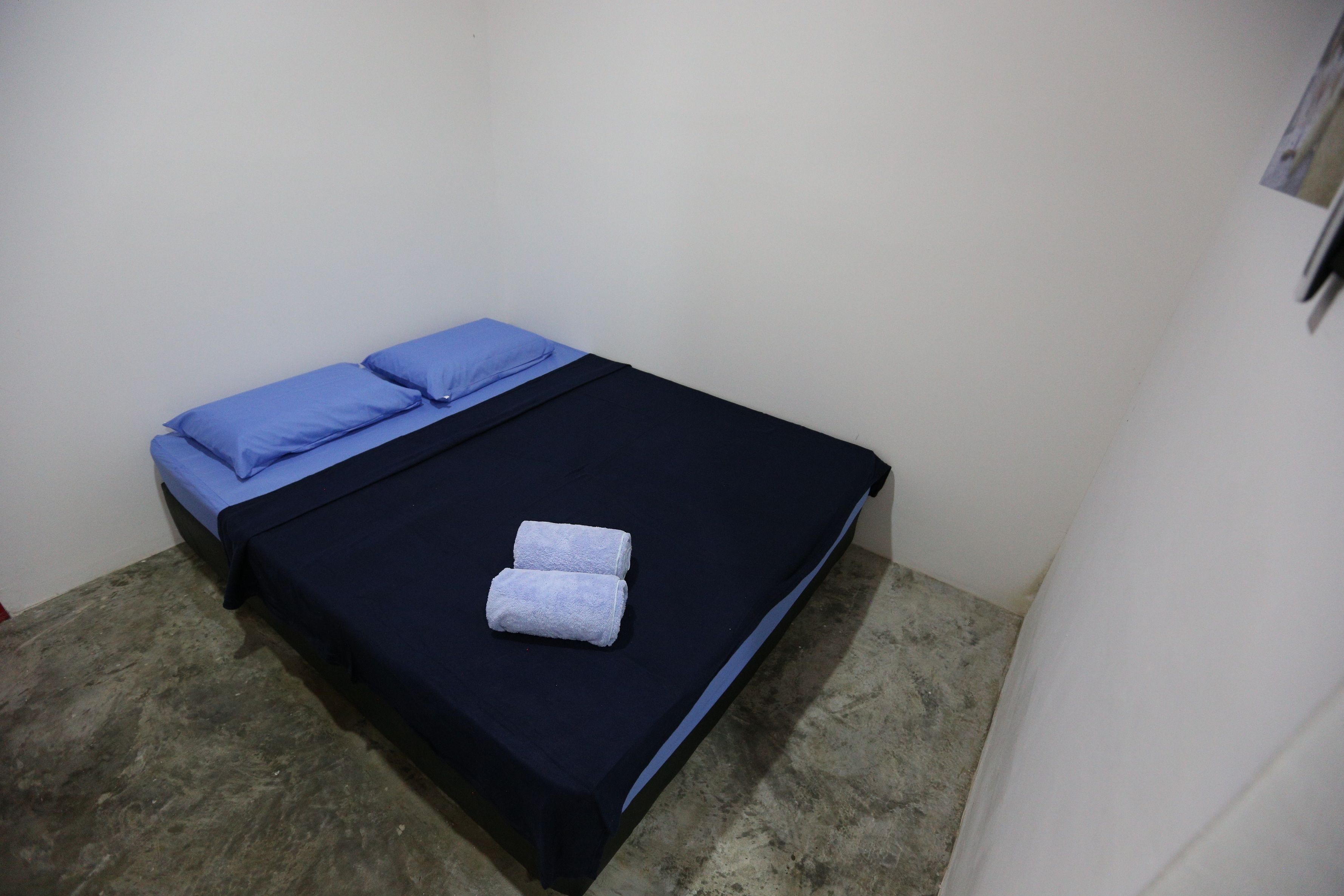 queen room | desk, free wifi, bed sheets