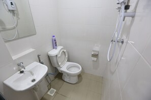 Doppelzimmer, 1 Queen-Bett | Badezimmer | Dusche, Bidet, Handtücher