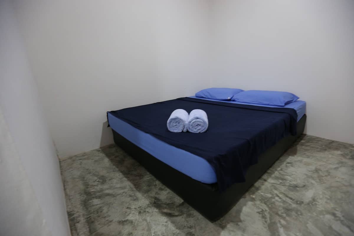 queen room | desk, free wifi, bed sheets