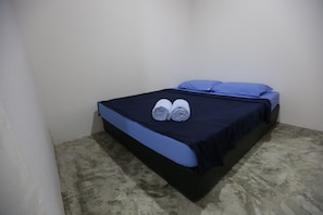 Doppelzimmer, 1 Queen-Bett | Schreibtisch, kostenloses WLAN, Bettwäsche