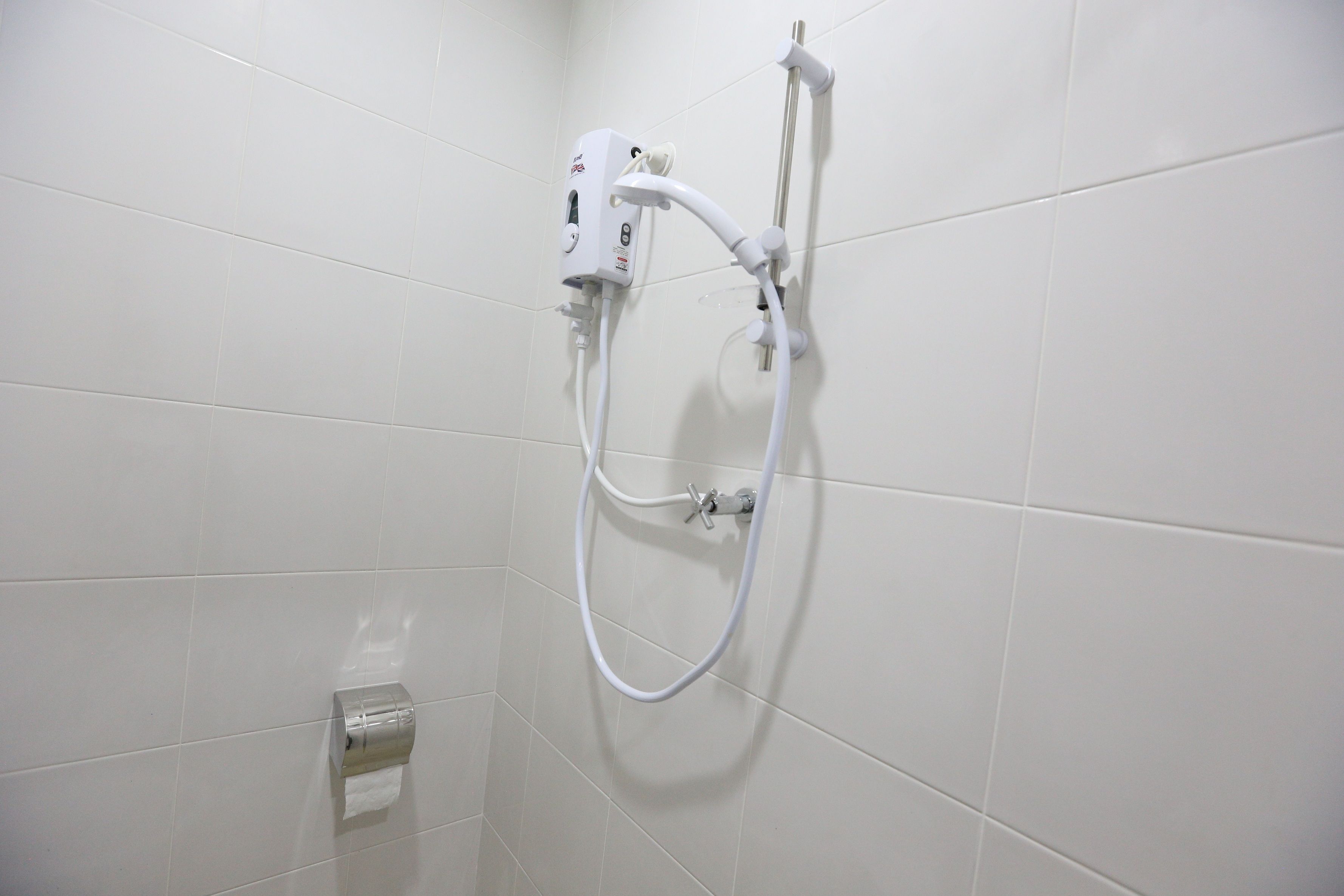 queen room | bathroom shower