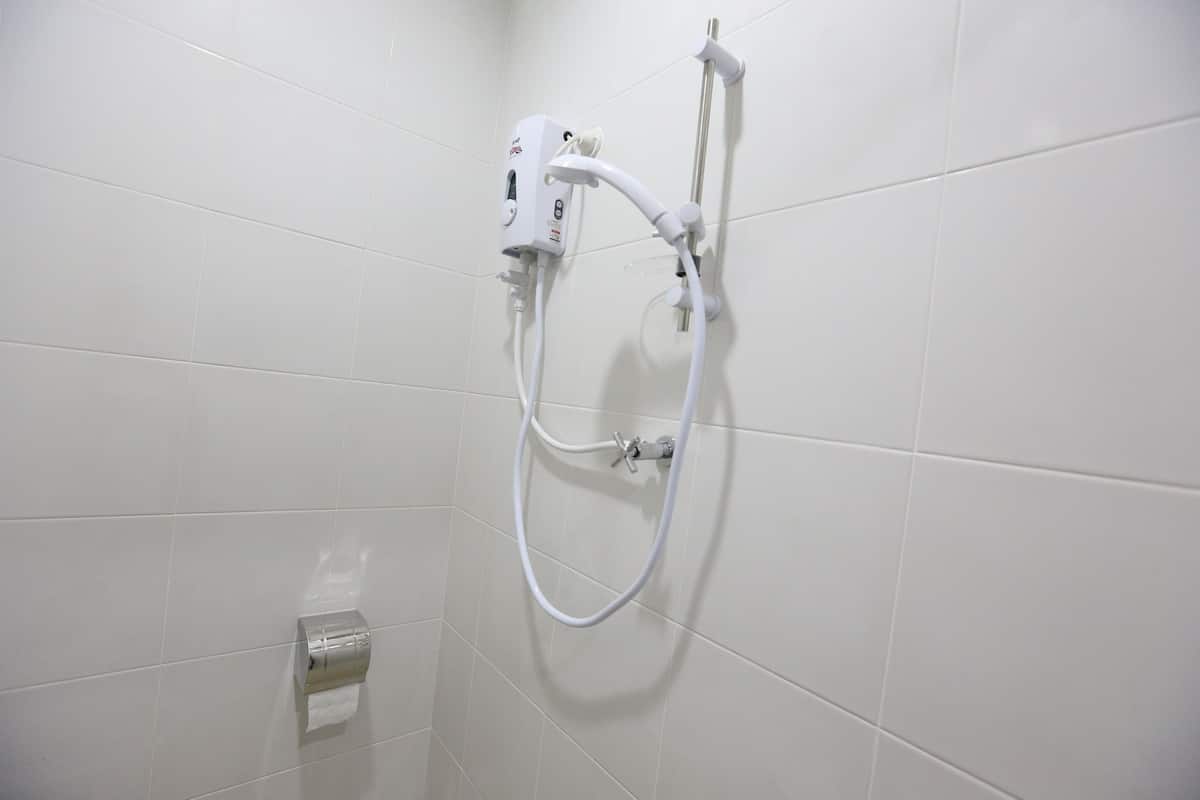 queen room | bathroom shower