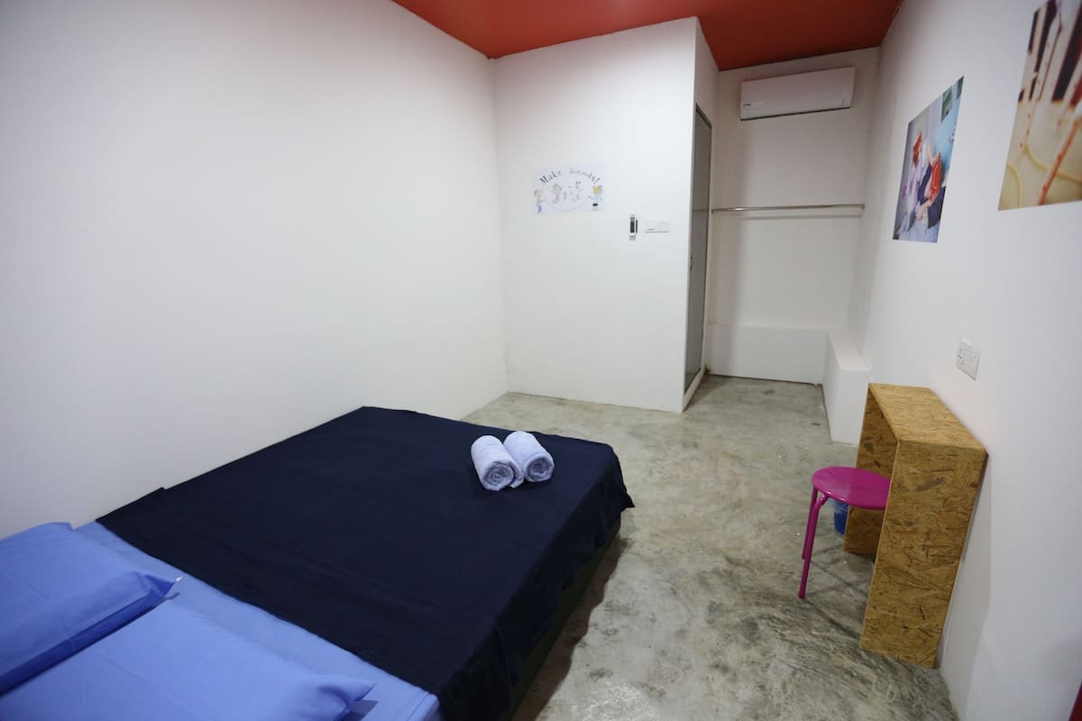 queen room | desk, free wifi, bed sheets