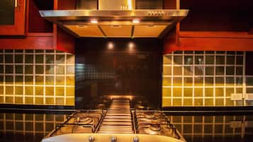 4 Bedrooms Villa with Private Pool | Dapur pribadi | Lemari es, microwave, oven, dan peralatan masak/sendok-piring