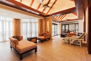 4 Bedrooms Villa with Private Pool | Sala de estar | Televisión de pantalla plana 