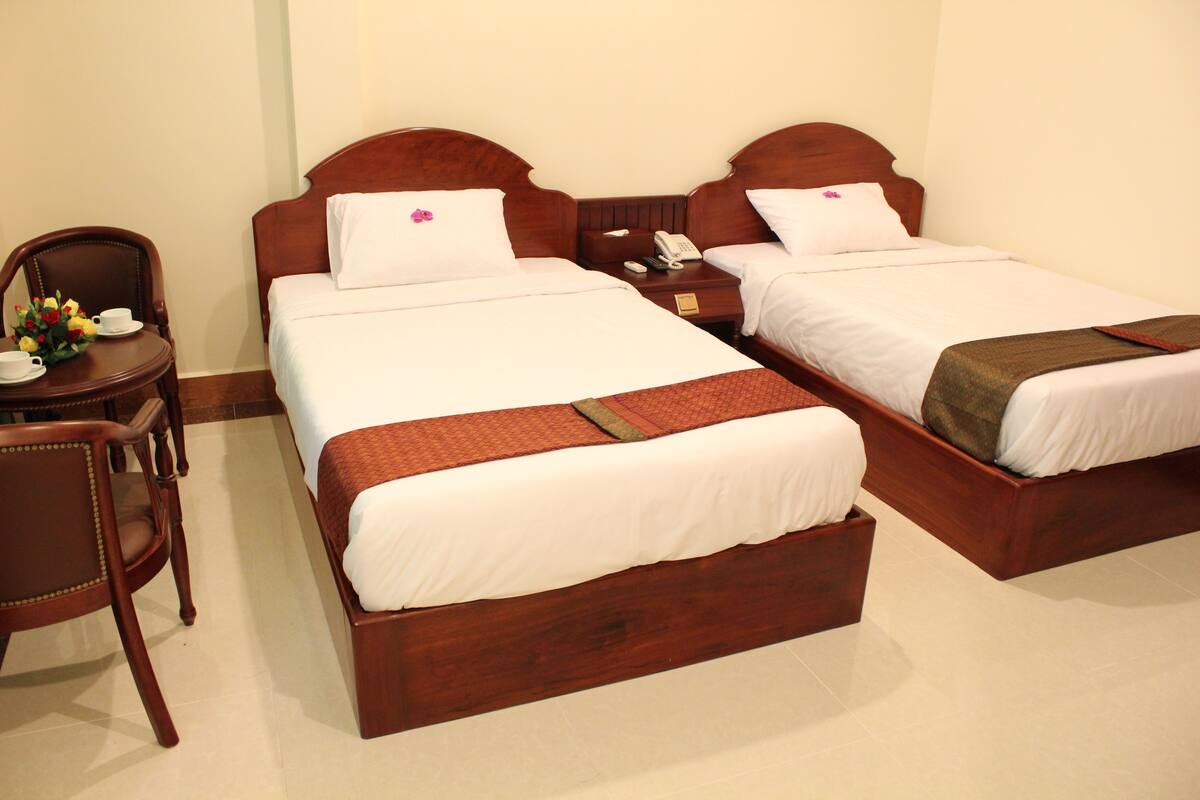 Deluxe Twin Room | Minibar, in-room safe, desk, blackout drapes