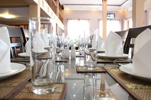 Se sirven desayunos, comidas, cenas y cocina asiática