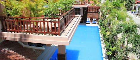 Una piscina al aire libre