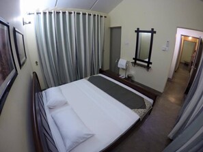 Bungalow, vista cortile | 1 camera, biancheria da letto di alta qualità, ferro/asse da stiro