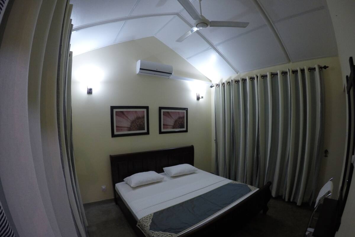 Bungalow, vista cortile | 1 camera, biancheria da letto di alta qualità, ferro/asse da stiro