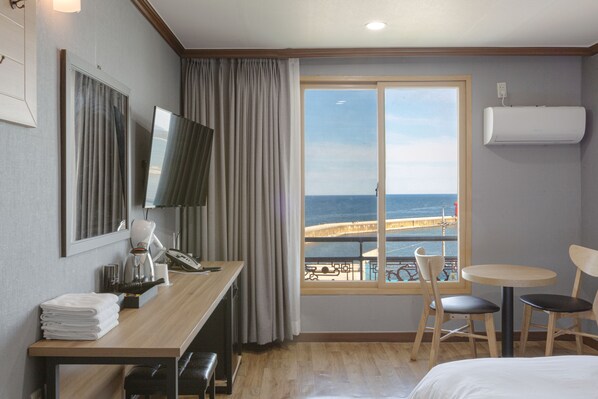 Habitación, vista al mar | Escritorio, cortinas blackout y wifi gratis 