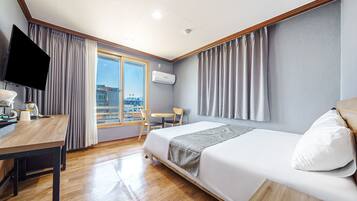 Escritorio, cortinas blackout y wifi gratis