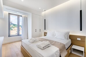 Apartamento de lujo, 2 habitaciones, balcón, vistas a la ciudad | Caja fuerte, escritorio, sistema de insonorización