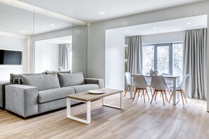 Apartamento, 2 habitaciones | Zona de estar | Smart TV de 40 pulgadas con canales por cable