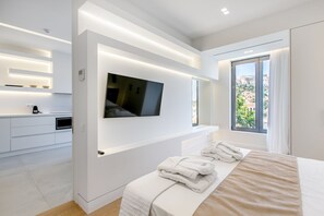 Luxury Apartment, 2 Bedrooms, Balcony, City View | In-room safe, desk, soundproofing, iron/ironing board - NS Place (Athens)