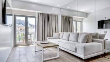 Departamento de lujo, 3 habitaciones, balcón, vista a la ciudad | Área de sala de estar | Smart TV de 40 pulgadas con canales por cable