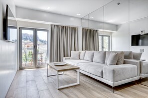 Luxury Apartment, 3 Bedrooms, Balcony, City View | Living area | 40-inch Smart TV with cable channels - NS Place (Athens)