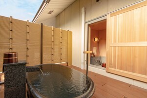 Habitación tradicional (JPN Style, Open-air bath, Garden) | Baño | Bañera y ducha independientes y bañera de agua termal