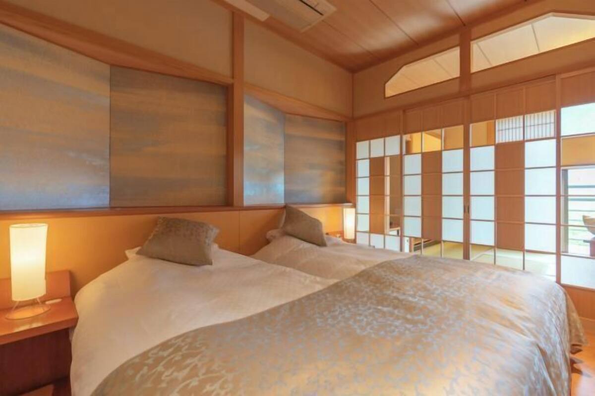 高級寢具、羽絨被、房內夾萬、書桌