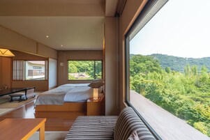 Habitación tradicional, vistas al jardín, en esquina (Special Room, Semi Open-air bath) | Ropa de cama de alta calidad, edredones de plumas, caja fuerte