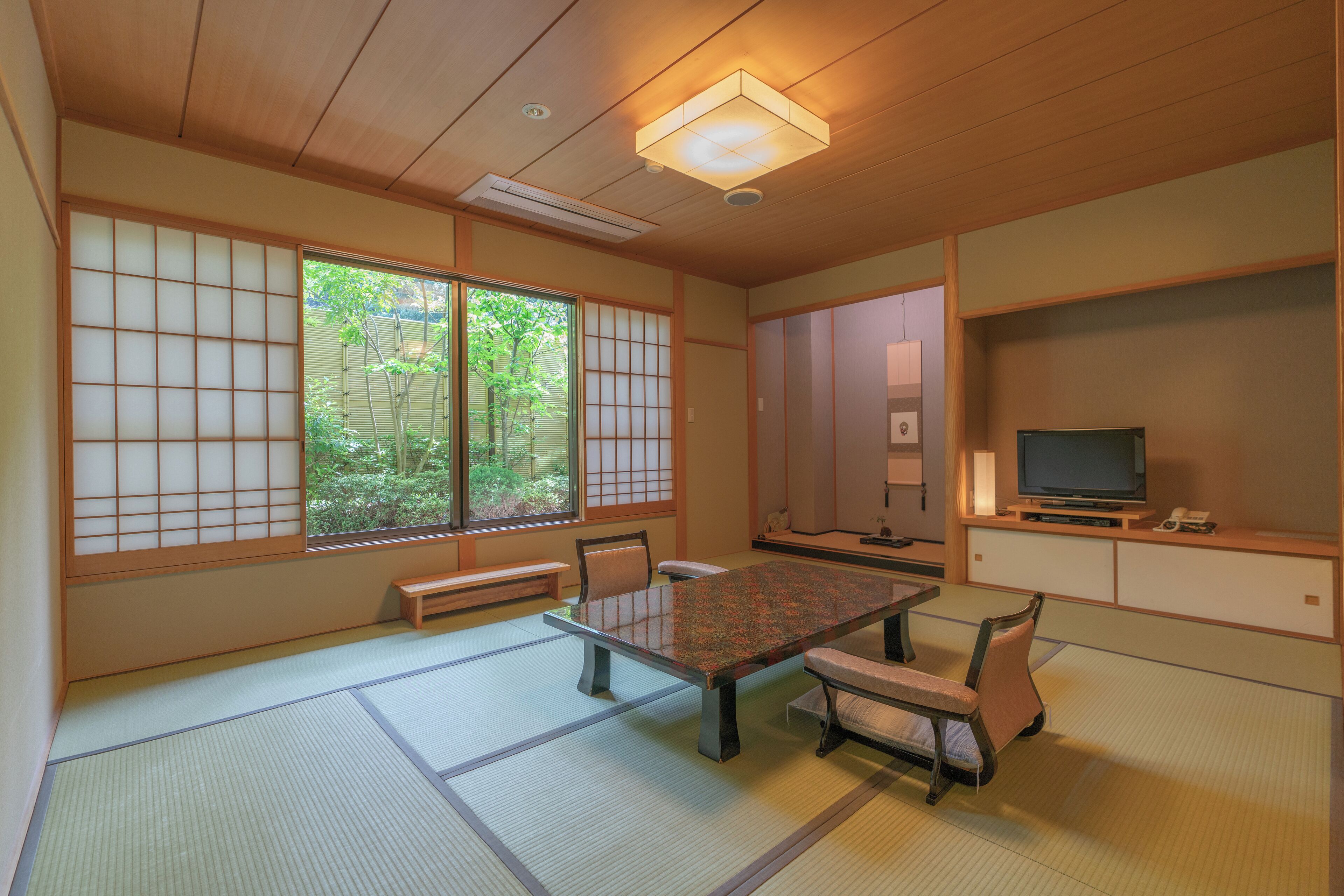 Een traditionele Japanse kamer met tatami matten, een lage tafel en schuifdeuren.