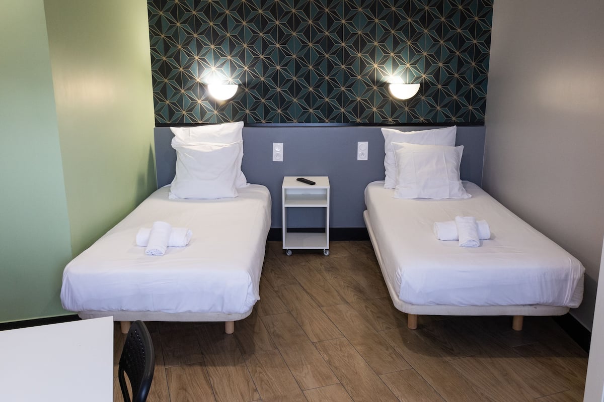 Klassieke Twin kamer, 2 eenpersoonsbedden | Een bureau, gratis wifi, beddengoed