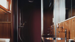 Ein modernes Badezimmer mit Dusche, Toilette und Waschbecken.