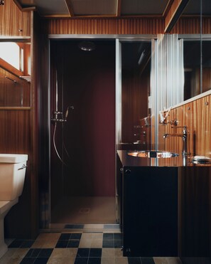 Artículos de higiene personal gratuitos, secador de pelo y toallas