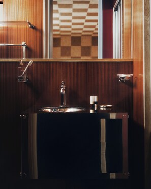 Toalettartikler (inkludert), hårføner og håndklær