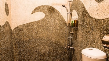 Articles de toilette gratuits, sĂšche-cheveux, chaussons