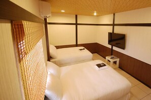 羽毛の掛け布団、デスク、可動式ベッド、WiFi (無料)