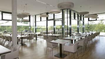 Daily cooked-to-order breakfast (EUR 15 per person)