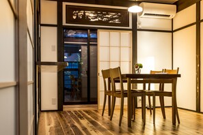 In-room dining - RESI STAY Tomaroka Mongakucho (Kyoto)