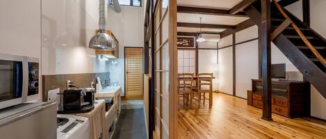 Suíte | Cozinha privada | Geladeira, micro-ondas, cooktop, máquina de café expresso