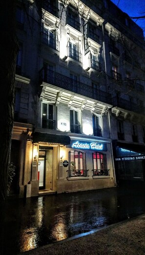 Façade de l’hébergement  – soirée/nuit